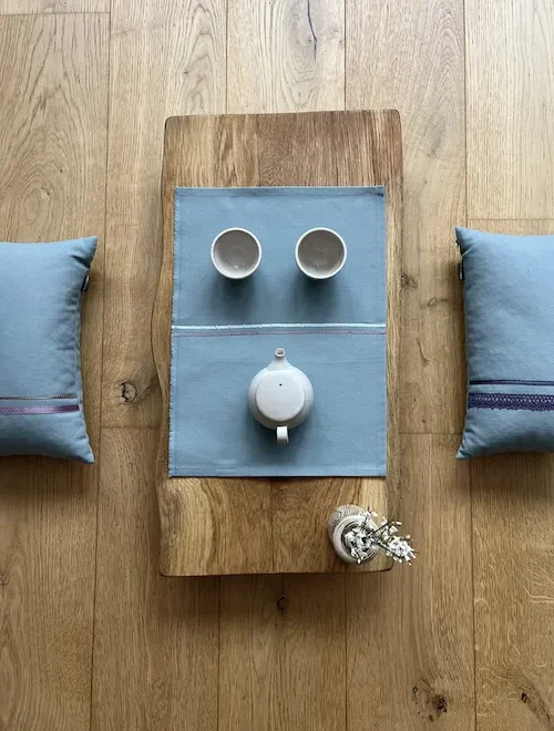 Teetisch gedeckt mit einem Mini Chabu in aquamarin und Teezubehör