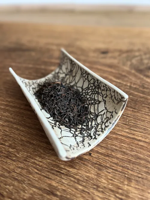 Tee-Schütte in creme und braun, gefüllt mit Tee