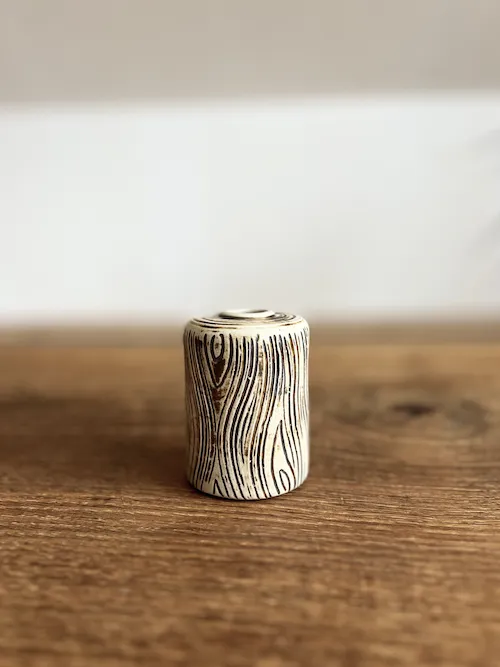 Vase aus Keramik in creme und braunen Linien