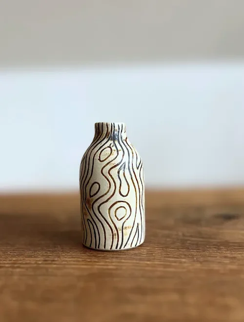 Vase in creme mit Linienmuster in braun
