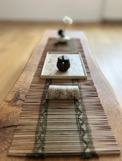 Bambus Chabu auf einem Teetisch